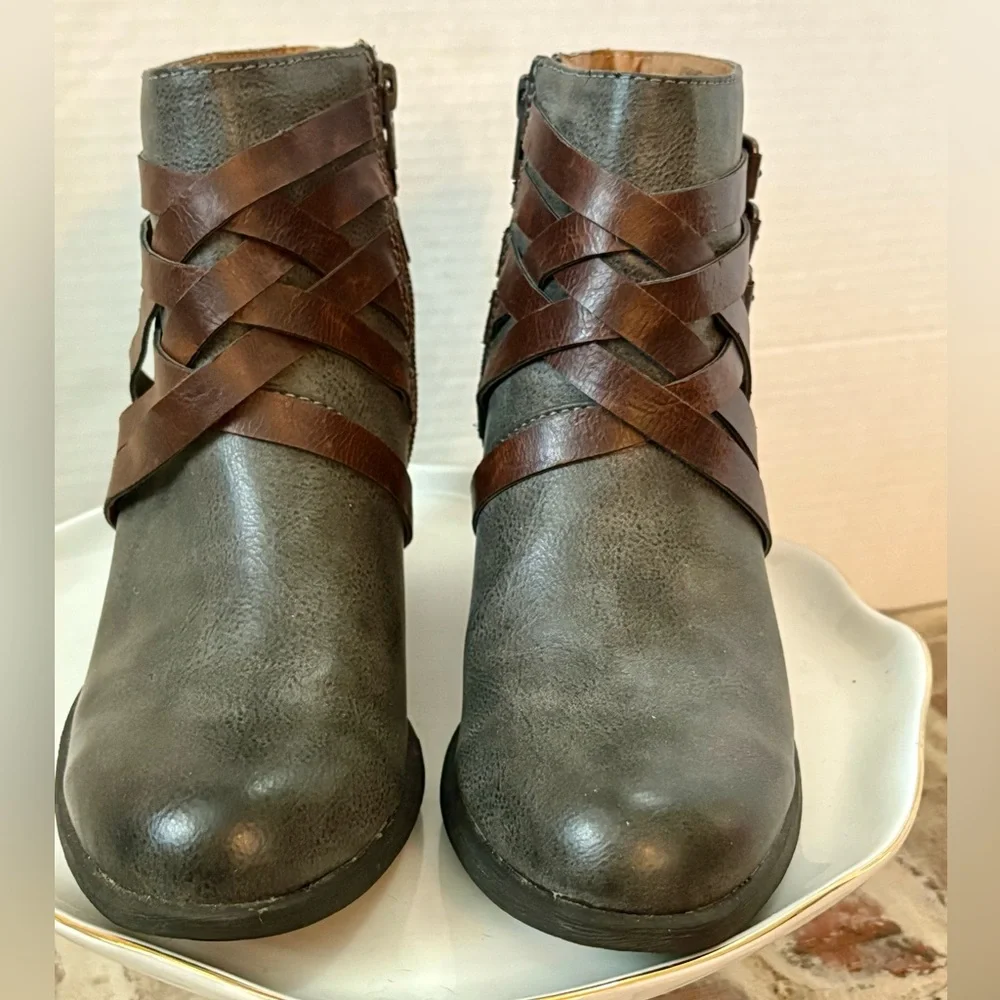 Women’s EuroSoft by Sofft Phoebe Buckle Ankle Booties size 7